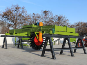 Working process of wheel type compost turner